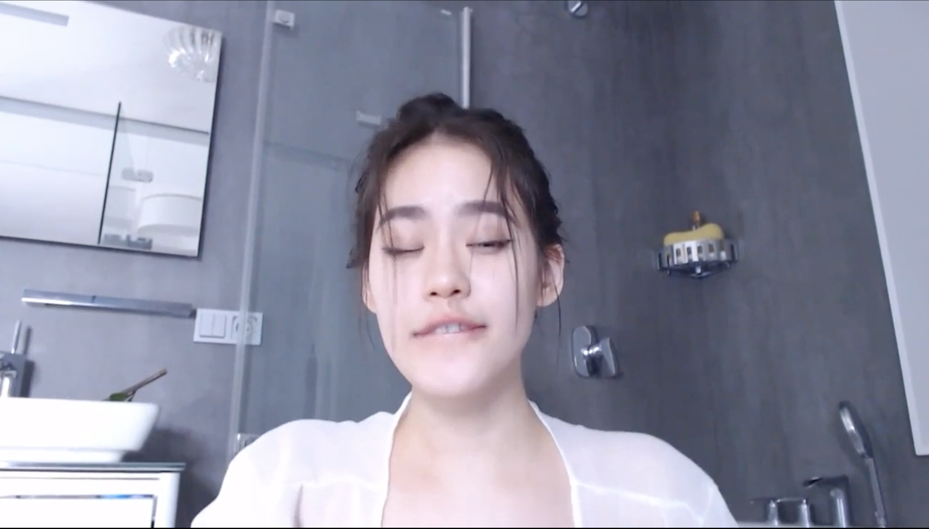 Siêu phẩm hot girl show hàng tự sướng trong phòng tắm